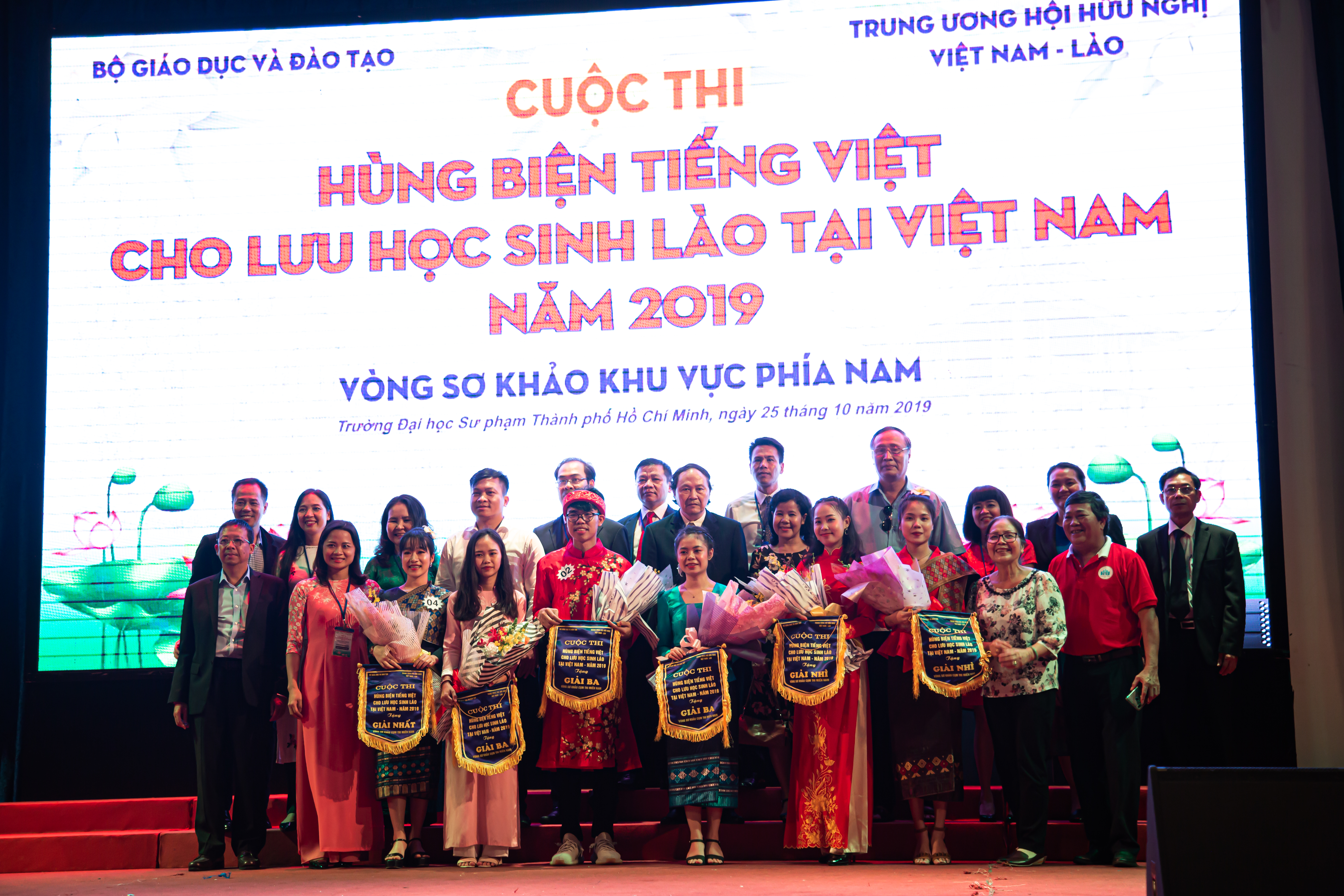 Ban tổ chức trao cờ lưu niệm cho đại diện các đơn vị tham dự hội thi