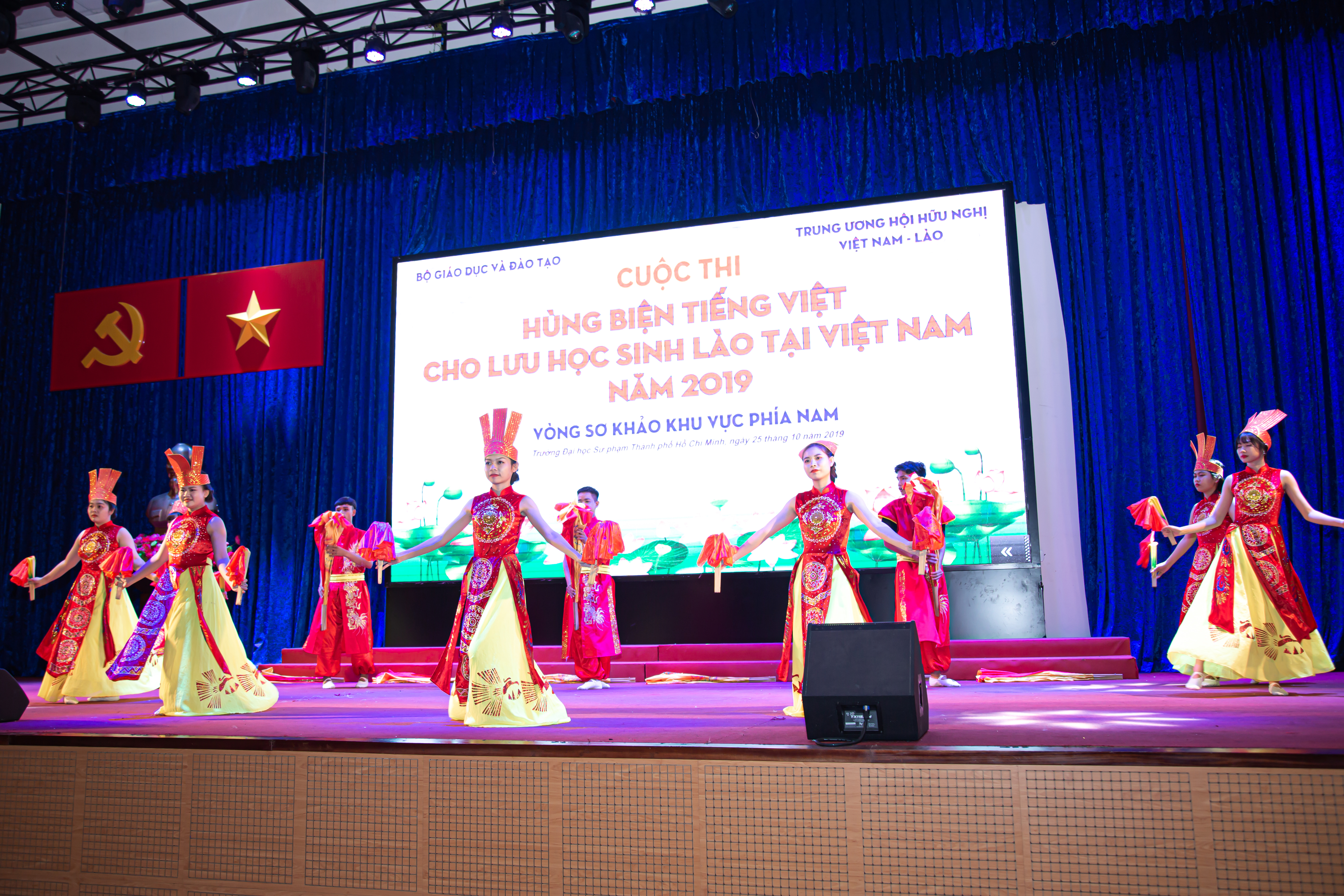 Tiết mục văn nghệ của các sinh viên Trường Đại học Cửu Long