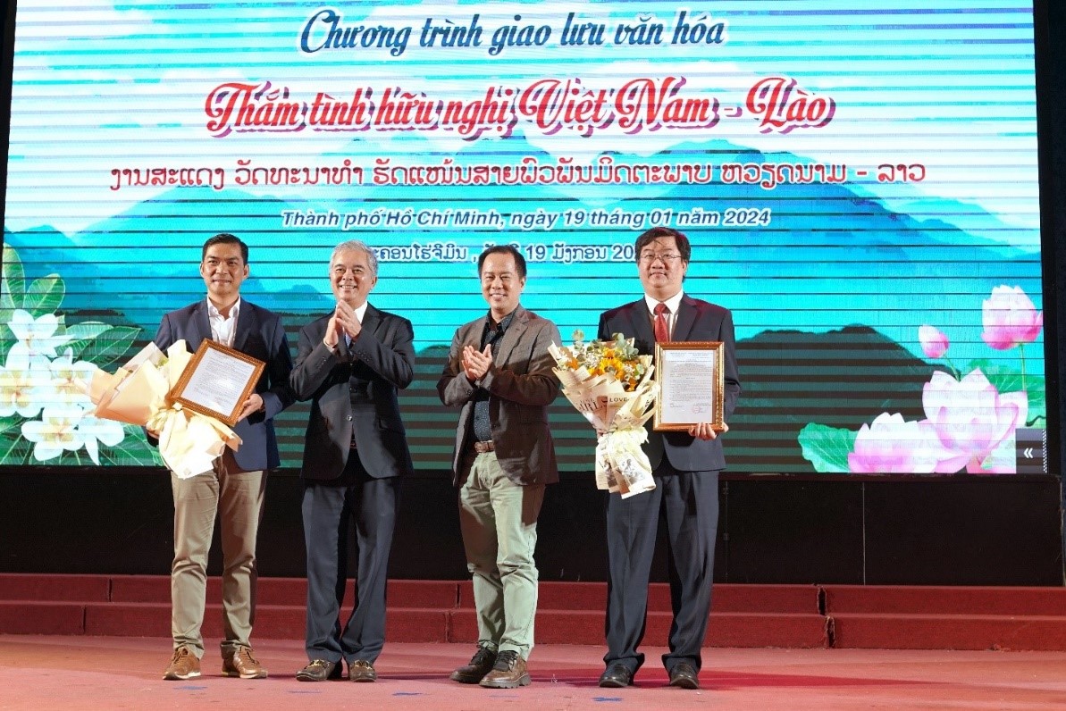 Mr. Ngo Minh Chau and Prof. Dr. Huynh Van Son presented decisions and flowers to representatives of the two Vietnam-Laos Friendship Chapters Mr. Ngo Minh Chau and Prof. Dr. Huynh Van Son presented decisions and flowers to representatives of the two Vietnam-Laos Friendship Chapters