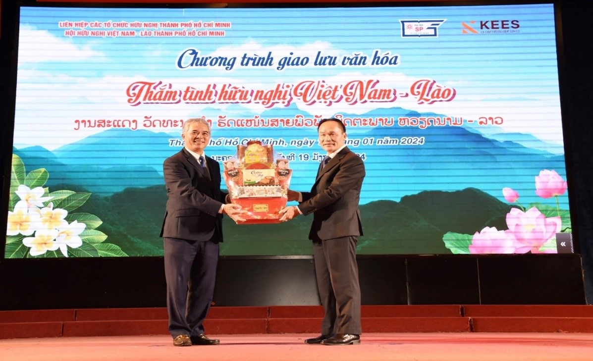 Mr. Ngo Minh Chau and Mr. Phonesy Bounmixay exchanged gifts Mr. Ngo Minh Chau and Mr. Phonesy Bounmixay exchanged gifts