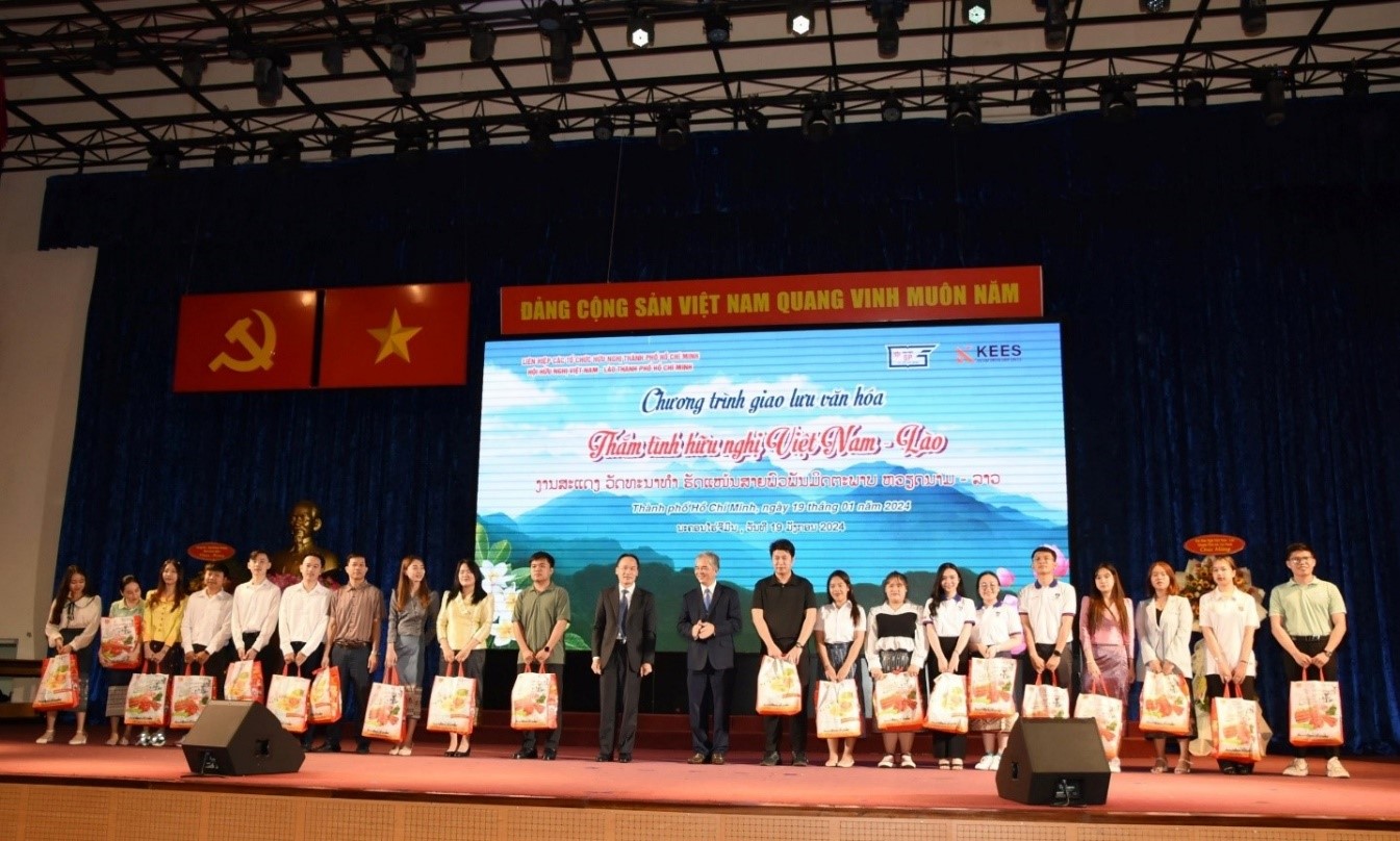 Laos’ students received Vietnamese traditional Tet presents Laos’ students received Vietnamese traditional Tet presents