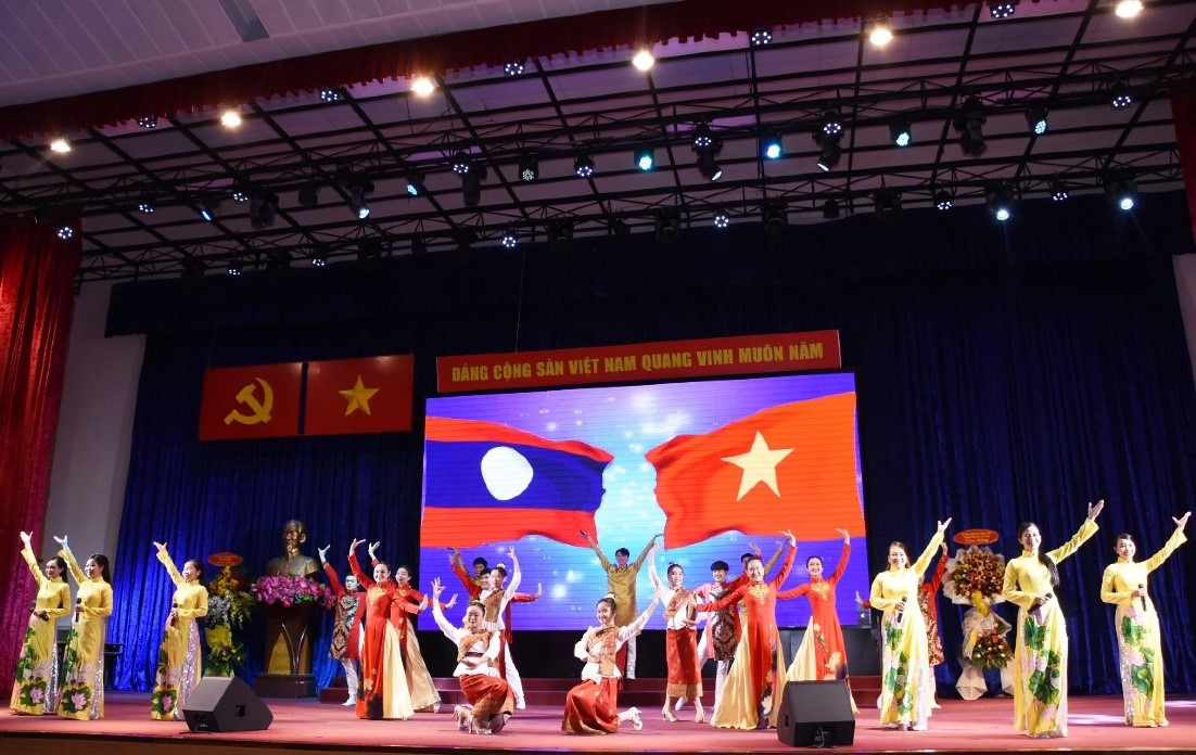 Art performance “Flourishing Vietnam – Laos Amity” Art performance “Flourishing Vietnam – Laos Amity”